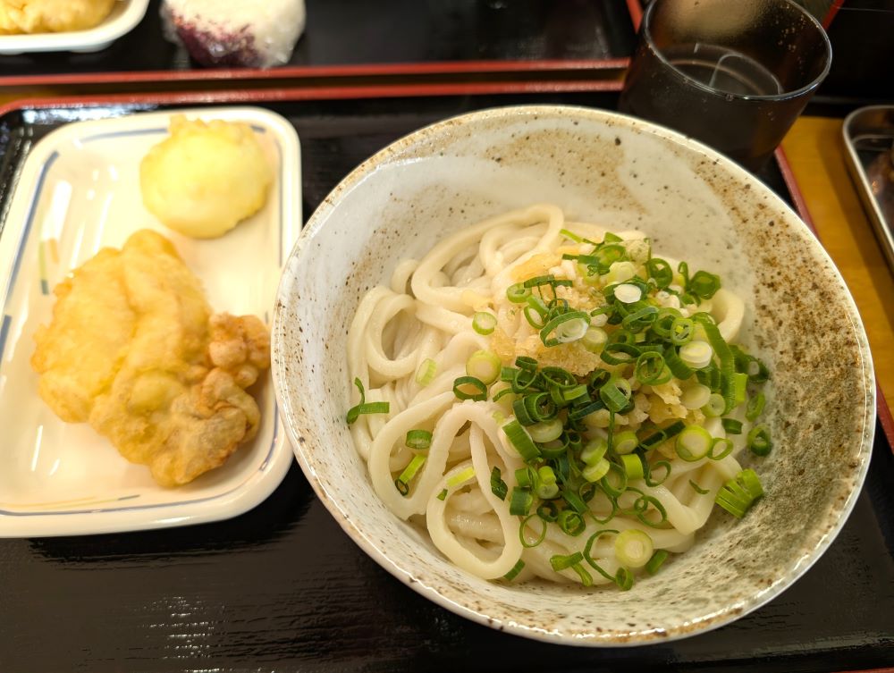 いりこオイル醬油うどんと半熟卵の天ぷらととり天（もも）